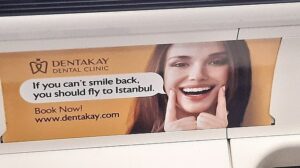 Transport for London, sous le contrôle du maire de Londres Sadiq Khan, a été critiqué par des dentistes britanniques pour avoir hébergé des publicités exhortant les Britanniques à se rendre à l'étranger pour des soins dentaires esthétiques