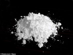La cocaïne (photo) est ce qu'on appelle un « alcaloïde tropane », qui se produit naturellement et a de puissants effets psychoactifs.  Bien qu'il soit connu comme une drogue illégale, il a également été utilisé dans les cabinets médicaux comme anesthésique local ou pour rétrécir les vaisseaux sanguins afin d'endiguer les saignements.