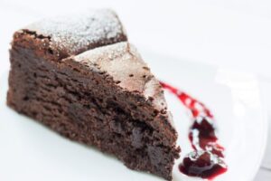 Comment faire le gâteau tenerina, un dessert au chocolat avec une garniture noire, également en version végétarienne