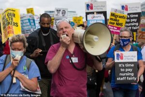 La MRC, dont les membres se mettront en grève ce jeudi, demande au gouvernement une augmentation de salaire de 19,2 %, ce qui coûterait 10 milliards de livres sterling d'argent public.  Sur la photo: l'infirmier du personnel David Carr s'adresse au personnel du NHS marchant en juillet 2021