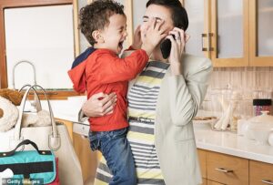 Donner à votre enfant un téléphone pour le calmer pendant une crise de colère pourrait entraîner des problèmes de comportement, selon une étude (image de fichier)