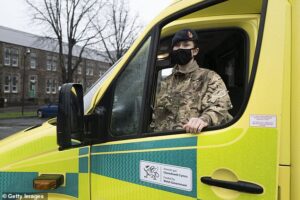 Un membre de l'armée pose pour une photo avec une ambulance à Maindy Barracks à Cardiff, Pays de Galles