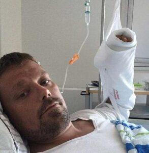 Henrik Kriegbaum Plettner dont le doigt a été mordu par un chat il y a quatre ans est décédé après que des bactéries mangeuses de chair ont infecté son sang