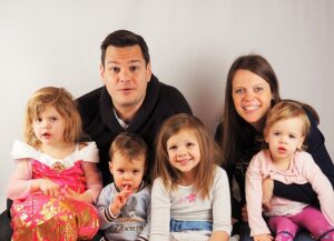 Alice Wakeling, photographiée avec sa famille, a développé une forme agressive de cancer