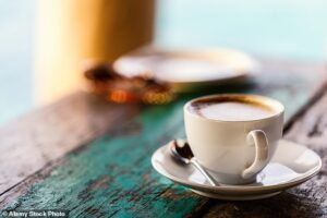 Les chercheurs ont découvert que les personnes ayant une tension artérielle supérieure à 180/100 mmHg étaient deux fois plus susceptibles de mourir d'une maladie cardiaque si elles buvaient deux tasses de café par jour (photo d'archive)